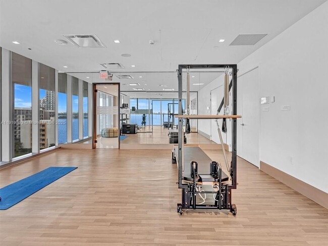 Building Photo - 700 NE 26th Terrace