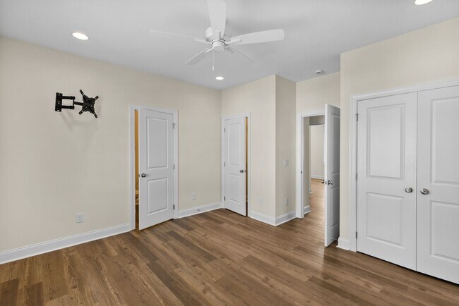 Building Photo - 3260 Academy Dr