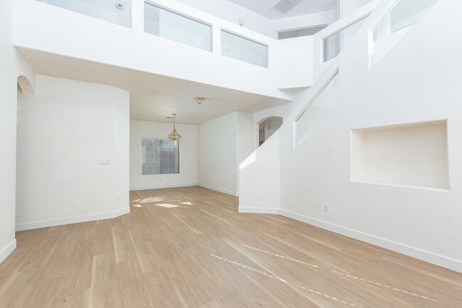 Building Photo - Great 5 Bedroom Home in Summerlin