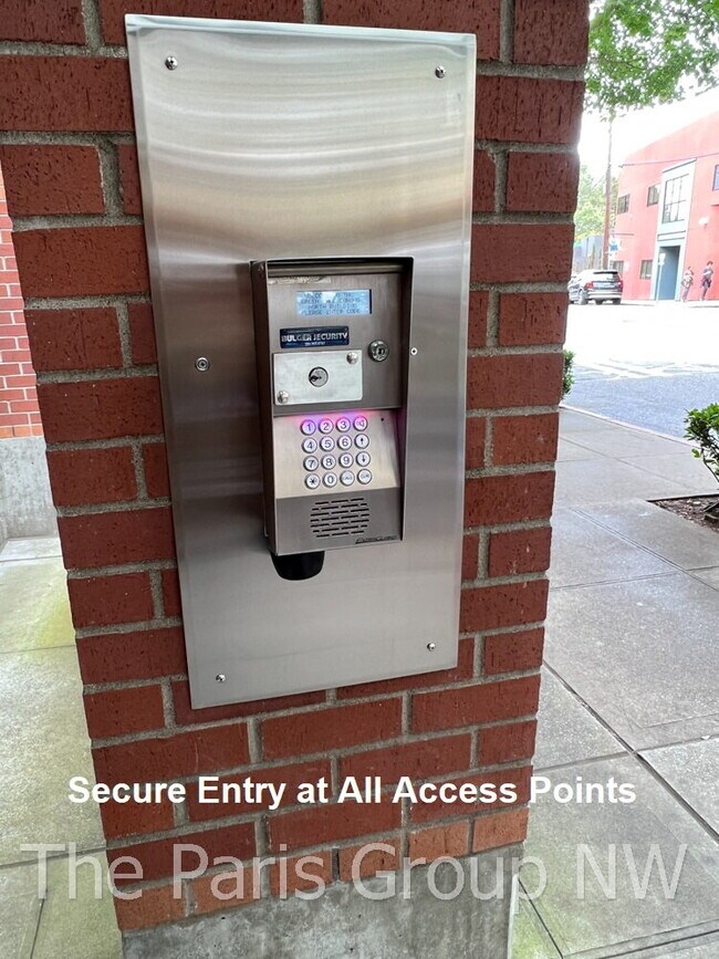 Building Photo - Gorgeous Green Lake Condo * 1 Block to Park Entrance, Onsite Retail, Garage Pkg, EZ Commute!