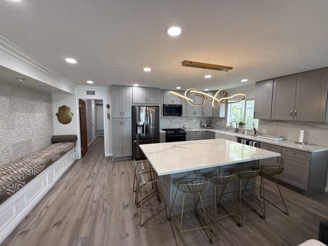 Building Photo - 1174 E Ocean Blvd