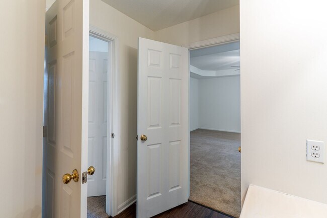 Building Photo - 304-306 Dads Way