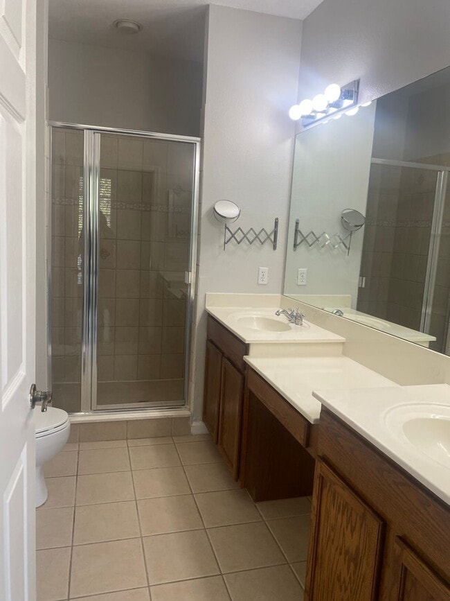 Building Photo - Baldwin Park: Gorgeous 2nd Floor Condo wit...