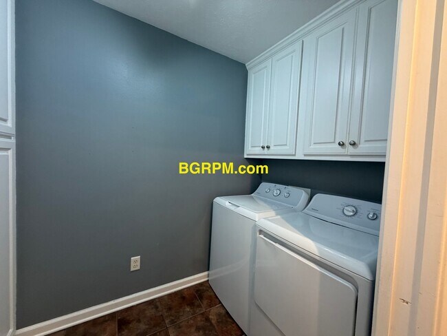 Building Photo - 31 Willow Lake Dr