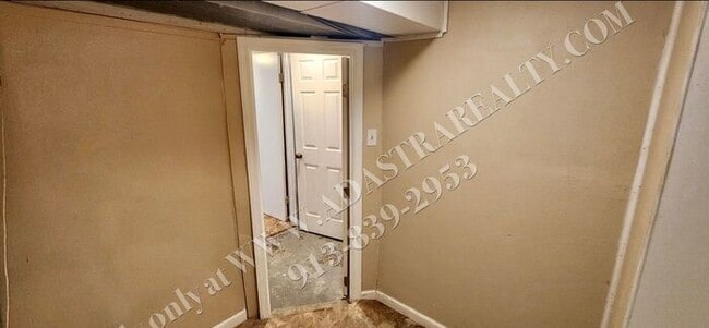 Building Photo - Beautiful House in South KC-Available NOW!!