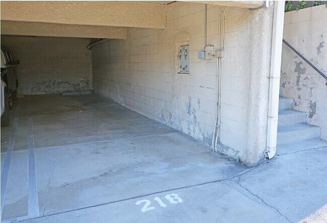 Building Photo - 8641 Glenoaks Blvd
