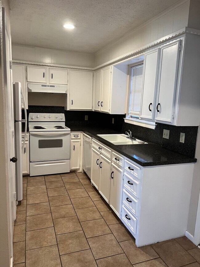 Building Photo - 4406 75th Dr