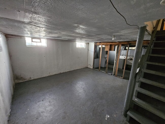 Building Photo - Charming Duplex with Private Entrance