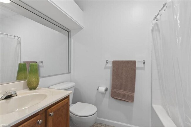 Building Photo - Immaculate Townhome in Camellia Gardens!