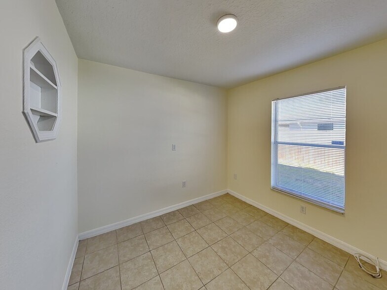 Building Photo - 465 Oak Dr