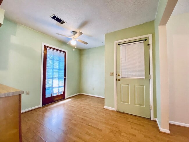 Building Photo - AVAILABLE OCTOBER 2025  [PET FRIENDLY]