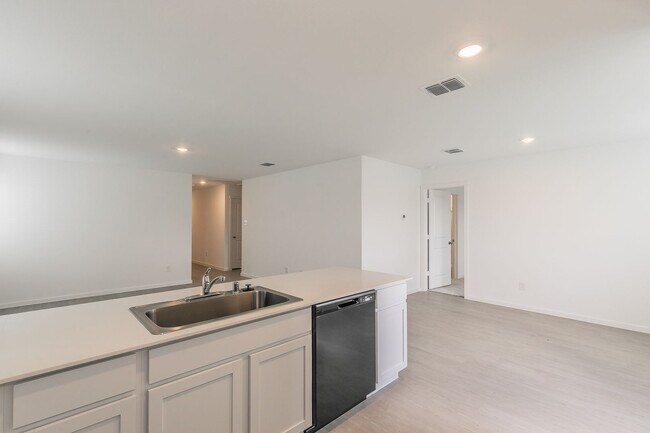 Building Photo - 3 bedroom 2 bath-brand new construction in...