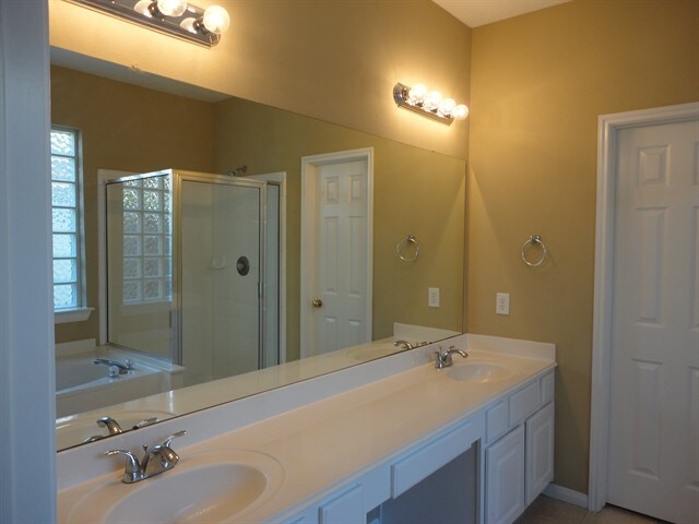 Building Photo - 17927 Scenic Oaks Dr