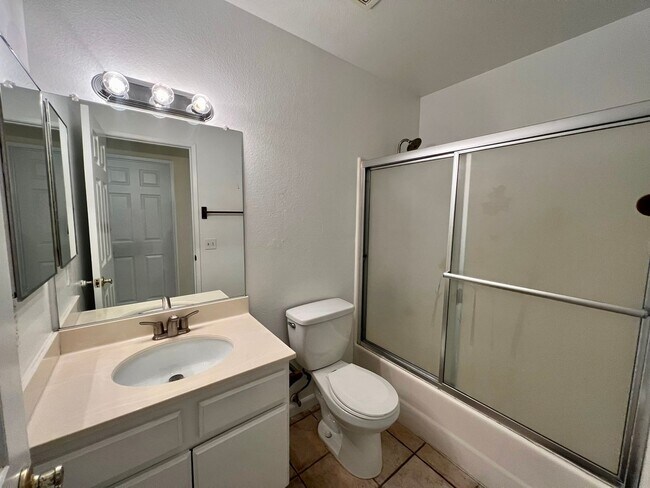 Building Photo - Available Now! 3 Bedroom, 2 bathroom home ...