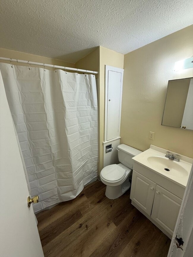 Building Photo - New 2 bed Duplex Listing!