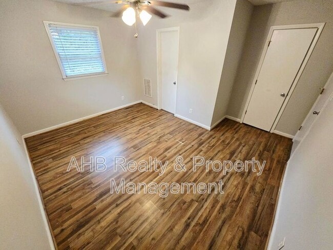 Building Photo - 1028 E Hanover Rd