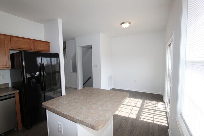 Building Photo - 4 bed, 3.5 bath, Townhome in Bunker Hill, WV