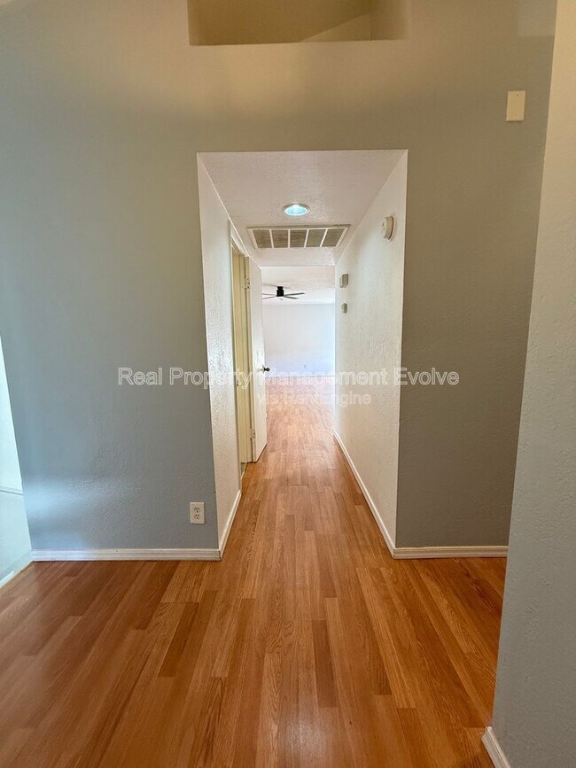 Building Photo - 3228 W Glendale Ave