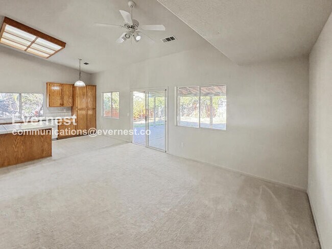 Building Photo - 4 Bed, 3 Bath Home with Garage / Pet-Friendly / Vouchers Accepted / Available Now!