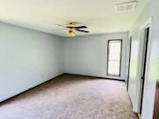 Building Photo - House For Rent