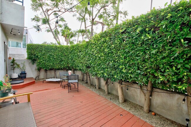 Building Photo - 631 Pacific St