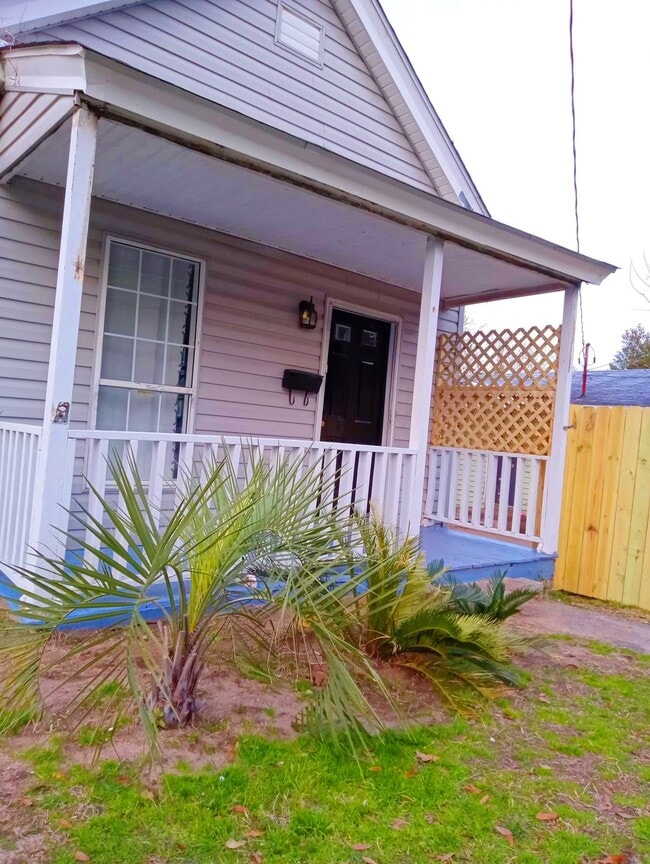 Building Photo - 2327 Gardner St