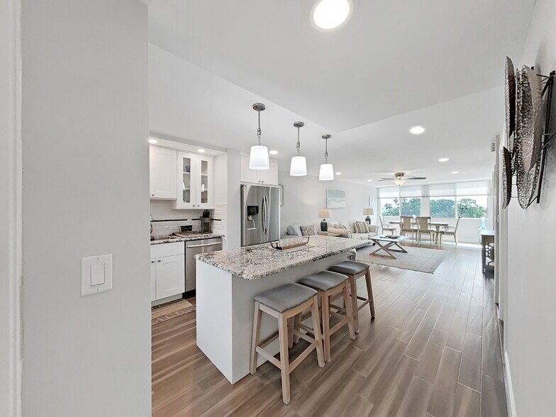 Building Photo - 2620 Cove Cay Dr