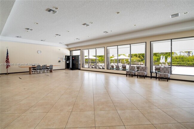 Building Photo - 3401 N Country Club Dr