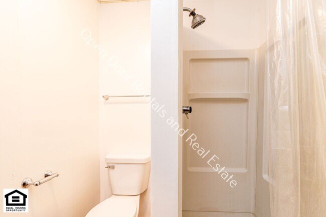 Building Photo - 114 W 2nd St