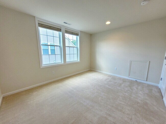 Building Photo - 13 Walnut Way