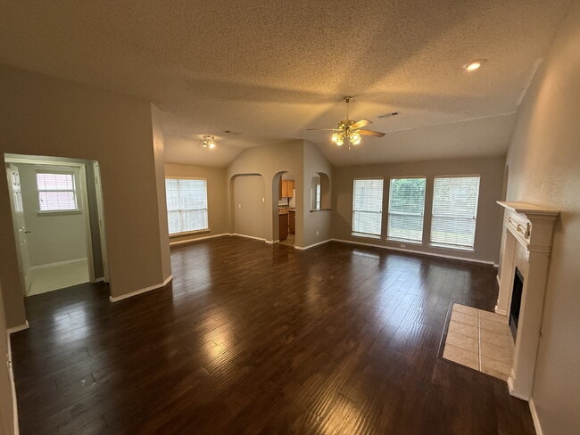 Building Photo - Charming 3 Bedroom Haven with 2 Full Baths in Fort Worth. Spacious 1748 Sq. Ft. Retreat on Comfor...