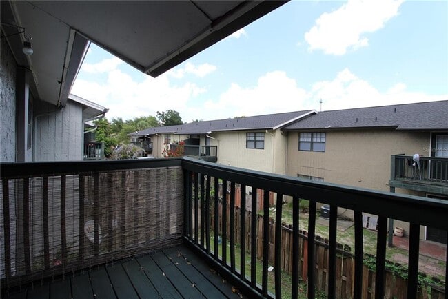 Building Photo - 201 Poinsettia Pine Ct