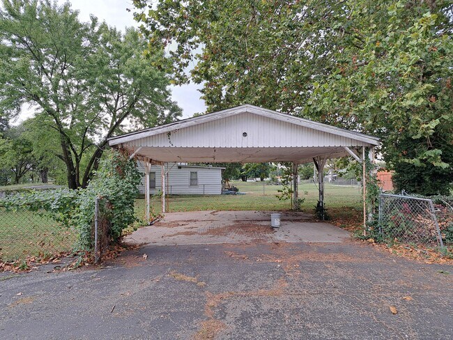 Building Photo - 1306 Iowa Ave