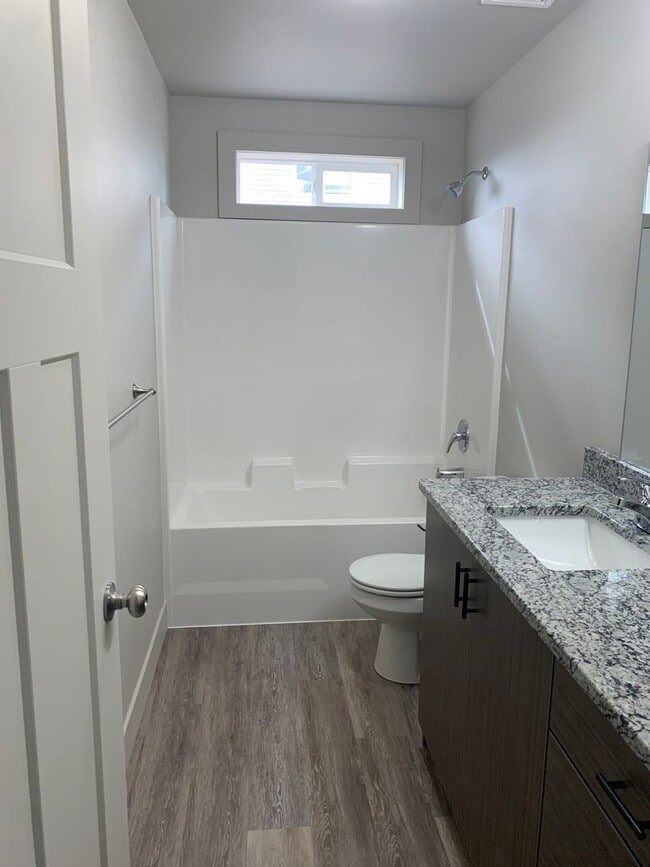 Building Photo - 3 Bed 2 Bath Apartment for Rent in Idaho F...