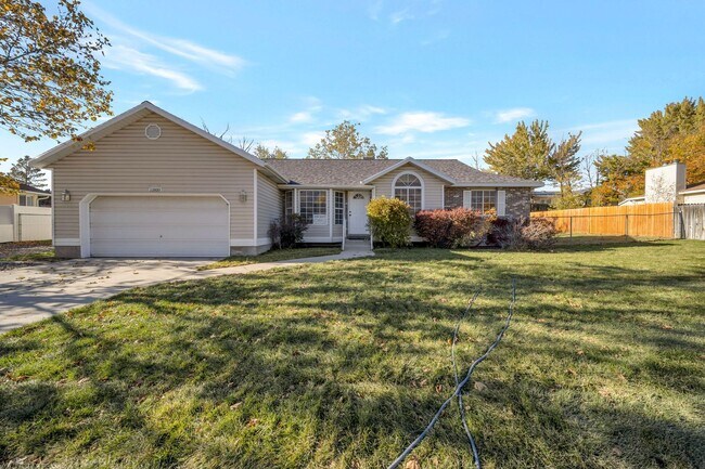 Building Photo - Spacious Sandy Rambler w 2 car attached