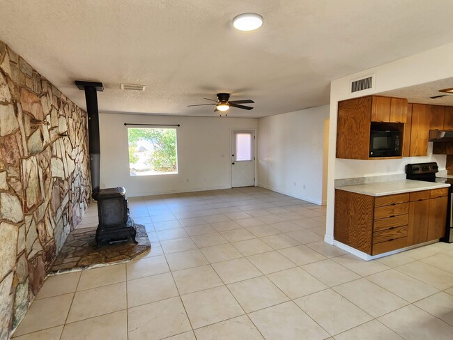 Building Photo - 1109 S Ocotillo Dr