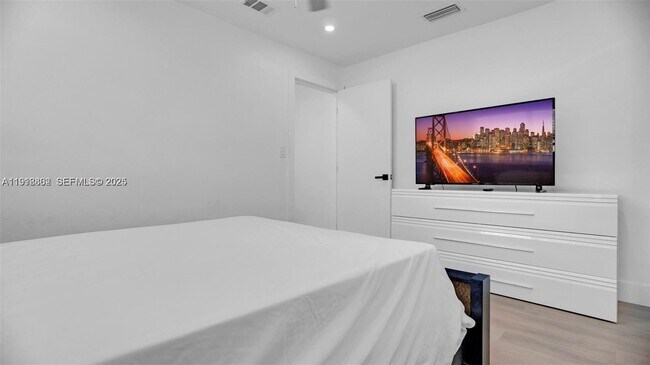 Building Photo - 32 SW 9th St