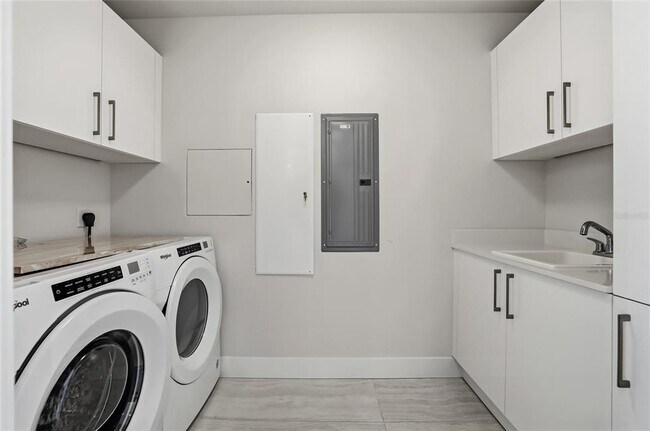 Building Photo - 301 1st St S