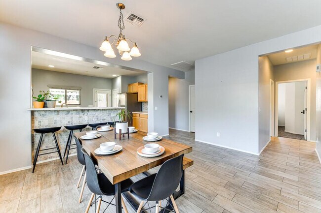 Building Photo - 2313 N Presidential Dr