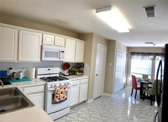 Building Photo - 7210 Greenwood Point Dr