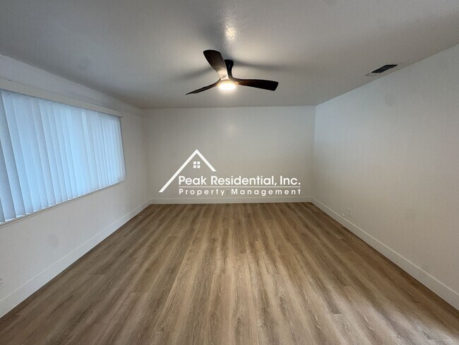 Building Photo - Updated 2bd/1ba Sacramento Duplex