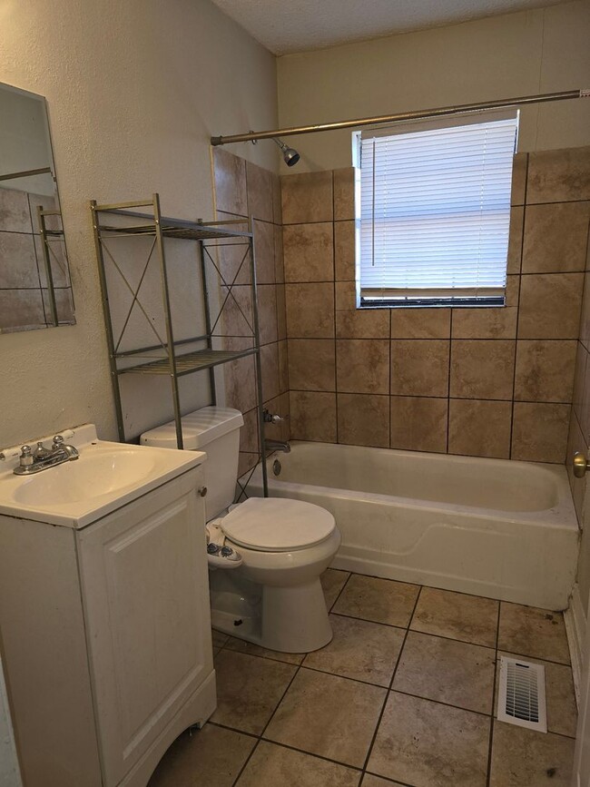 Building Photo - Knoxville 37917 - 3 bedroom, 1 bath home w...