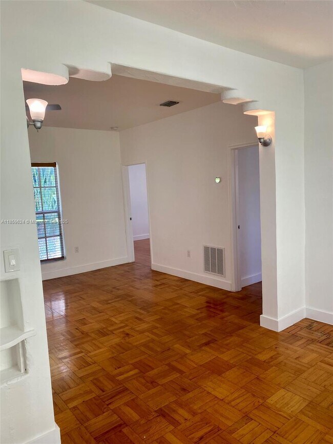 Building Photo - 2921 Sheridan Ave