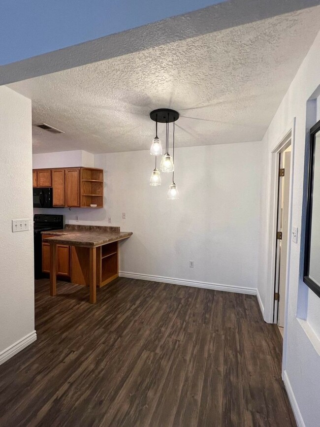 Building Photo - 2 bed 2 bath Townhome with Garage Coming S...