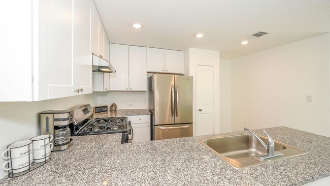 Building Photo - Spacious 4-bedroom, 2-bath located in Summerhill subdivision