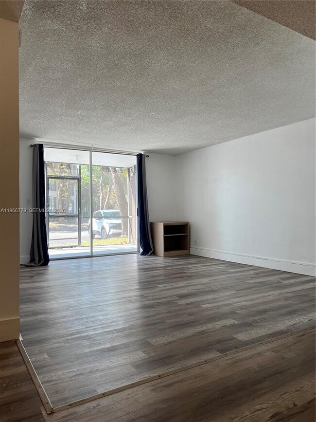 Building Photo - 3690 Inverrary Dr