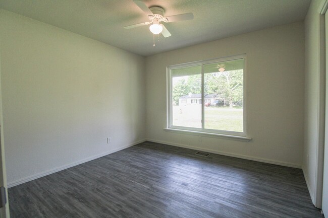 Building Photo - Welcome to this charming 3-bedroom, 2-bath...