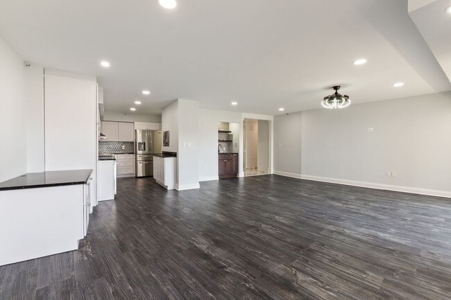 Building Photo - 1300 Crystal Dr