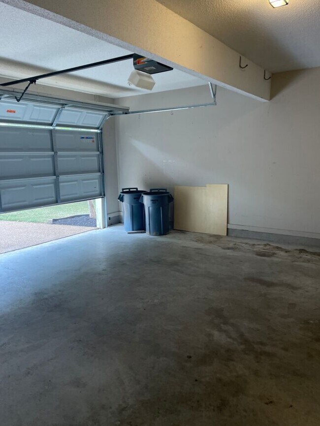 Building Photo - 4BR w/ Fenced Backyard + Garage in Lakeland