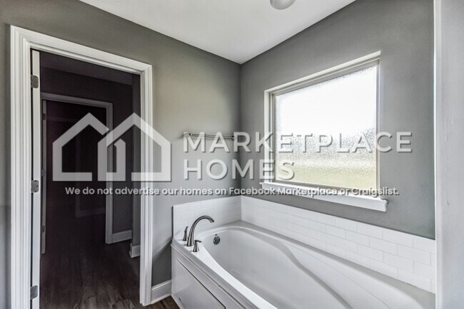 Building Photo - 701 Silver Bnd